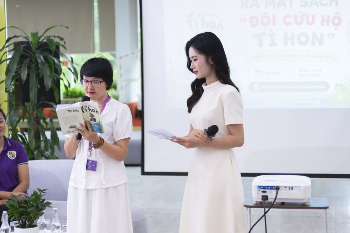 Tác giả Thanh Cầm đọc sách “Đội cứu hộ tí hon” cho học sinh Trường Phổ thông Liên cấp Olympia