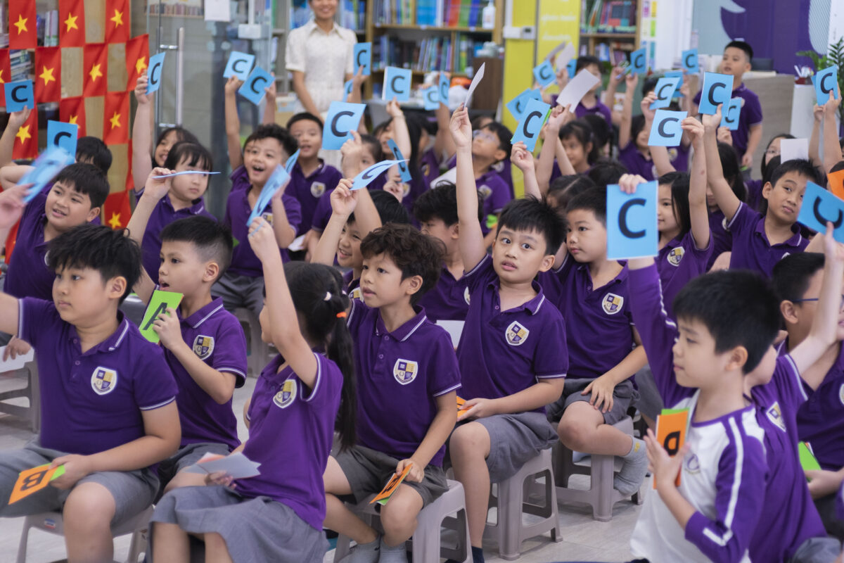 Các bạn học sinh tích cực tham gia trò chơi "Rung chuông anh hùng nhí"