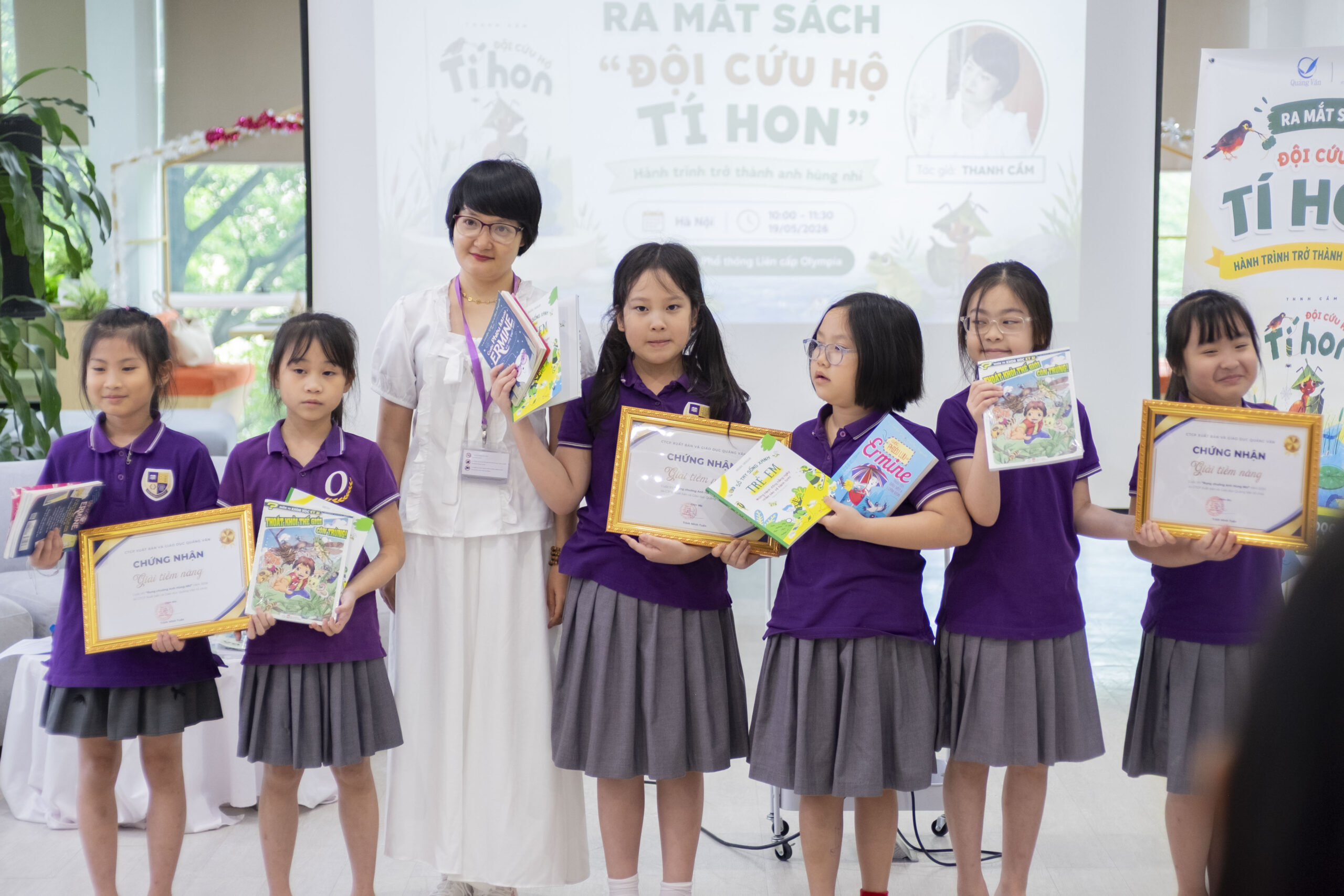 Tác giả Thanh Cầm chụp cùng các em nhỏ đạt giải
