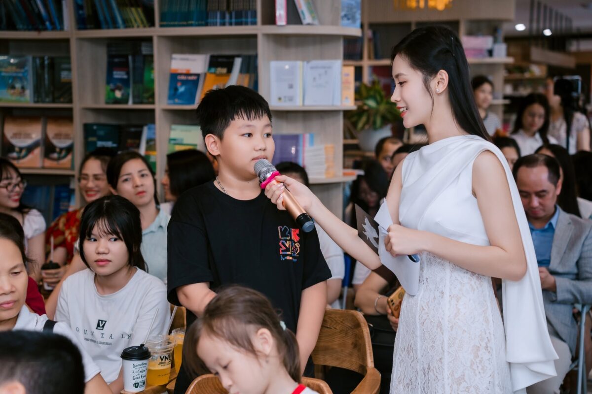 giao lưu trực tiếp giữa độc giả và các tác giả