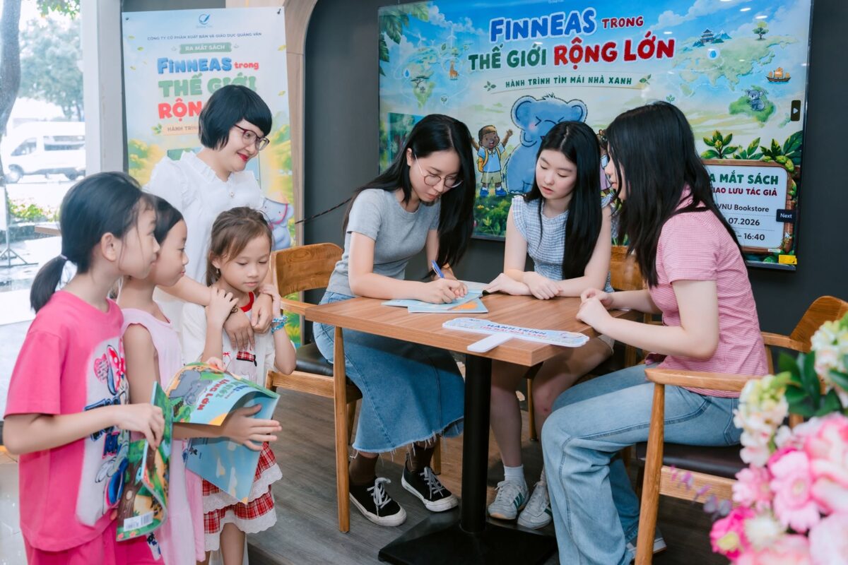 Tác giả ký tặng sách cho các độc giả nhí